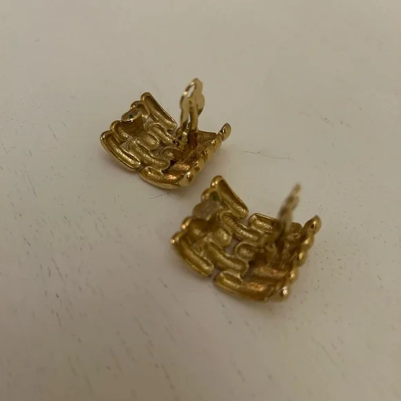 GIVENCHY VINTAGE PARIS NEW YORK LARGE GOLD PLATE CLIP ON EARRINGS - Picture 10 of 12